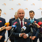 Marszałek Jacek Prokorym udziela wywiadu podczas konferencji.
