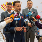 Wojewoda Jacek Brzozowski udziela wywiadu podczas konferencji.