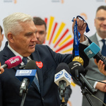 Prezydent Tadeusz Truskolaski podczas wywiadu pokazuje medal.