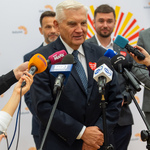 Prezydent Tadeusz Truskolaski udziela wywiadu podczas konferencji.
