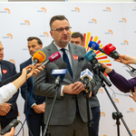 Zastępca prezydenta Rafał Rudnicki udziela wywiadu podczas konferencji.