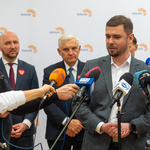 Mężczyzna udziela wywiadu podczas konferencji.