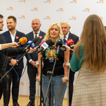 Kobieta udziela wywiadu podczas konferencji.