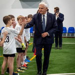 Prezydent Tadeusz Truskolaski przybija piątki z młodymi zawodnikami.