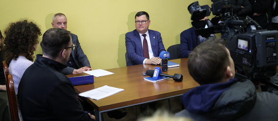Zastępca prezydenta Marek Masalski siedzi przy stole z innymi uczestnikami w trakcie spotkania.