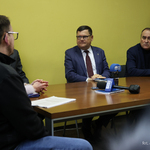 Zastępca prezydenta Marek Masalski siedzi przy stole z innymi uczestnikami w trakcie spotkania.