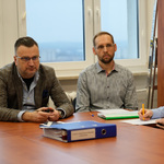 Zastępca prezydenta Białegostoku Rafał Rudnicki podczas spotkania z członkami zespołu do realizacji basenu miejskiego w Białymstoku.