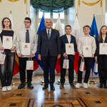 Siedmioro uczniów stoi z prezydentem Tadeuszem Truskolaskim.