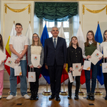 Siedmioro uczniów stoi z prezydentem Tadeuszem Truskolaskim.