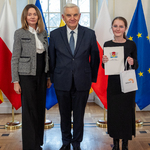 Kobieta i uczennica stoją obok prezydenta Tadeusza Truskolaskiego.