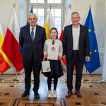 Mężczyzna oraz uczennica stoją obok prezydenta Tadeusza Truskolaskiego.