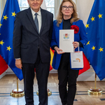 Prezydent Tadeusz Truskolaski stoi obok kobiety wyróżnionej w konkursie.
