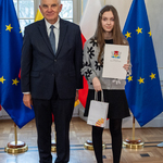 Uczennica wyróżniona w konkursie stoi z prezydentem Tadeuszem Truskolaskim.