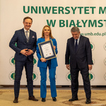 Trzy osoby stoją.