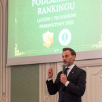 Wojewoda Jacek Brzozowski mówi do mikrofonu podczas uroczystości.