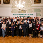 Wszyscy uczestnicy stoją licznie zgromadzeni pozując do wspólnego zdjęcia.