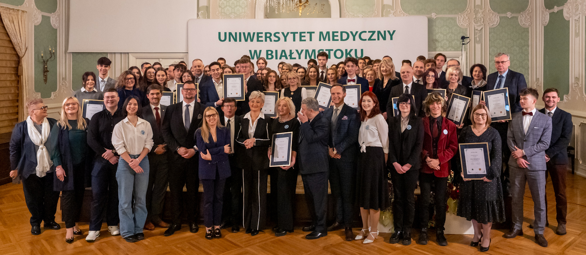 Wszyscy uczestnicy stoją licznie zgromadzeni pozując do wspólnego zdjęcia.