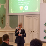 Kurator Podlaski Agnieszka Krokosz-Janczyło mówi do mikrofonu podczas wydarzenia.
