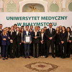 Kilkanaście osób stoi razem z kurator Agnieszką Krokosz-Janczyło i zastępcą prezydenta Tomaszem Klimem.