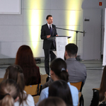 Marszałek Jacek Brzozowski przemawia do mikrofonu.