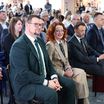 Uczestnicy wydarzenia siedzą na krzesłach, wśród nich jest zastępca prezydenta Tomasz Klim oraz dr hab. inż. Marta Kosior-Kazberuk.