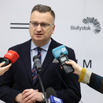 Zastępca prezydenta Rafał Rudnicki mówi do mikrofonów trzymanych przez dziennikarzy.