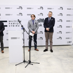 Podczas konferencji prasowej obok mikrofonów stoją rzecznik prasowy Urszula Boublej, zastępca prezydenta Rafał Rudnicki, prezes Fundacji Białystok Biega Grzegorz Kuczyński oraz  dyrektor muzeum Wojciech Śleszyński.