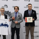 Zastępca prezydenta Rafał Rudnicki, prezes Fundacji Białystok Biega Grzegorz Kuczyński oraz dyrektor muzeum Wojciech Śleszyński stoją obok siebie.