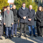 Uczestnicy wydarzenia stoją podczas uroczystości upamiętniających 85 rocznicę pierwszej wywózki na Syberię.