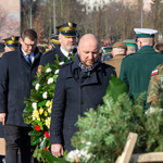 Marszałek Łukasz Prokorym oraz zastępca prezydenta Tomasz Klim stoją wśród innych uczestników uroczystości.