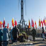 Pomnik-Grób Nieznanego Sybiraka, obok stoją uczestnicy uroczystości.