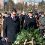 Zastępca prezydenta Tomasz Klim stoi wśród innych uczestników uroczystości.