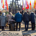 Uczestnicy stoją pod Pomnikiem-Grobem Nieznanego Sybiraka podczas uroczystości upamiętniających 85 rocznicę wywózki na Sybir.