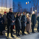 Przedstawiciele miasta stoją podczas uroczystości pod budynkiem Muzeum Pamięci Sybiru.