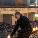 Zastępca prezydenta rafał Rudnicki stawia znicz na torach podczas wydarzenia.