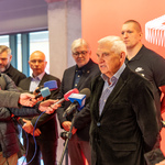 Prezydent Tadeusz Truskolaski mówi do mikrofonu podczas konferencji, w tle stoją inni uczestnicy.