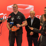 Sportowiec Wojciech Nowicki mówi do mikrofonów podczas konfercji.
