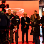 Dyrektor Muzeum Wojska Polskiego Robert Sadowski mówi do mikrofonów podczas konferencji.