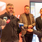 Mężczyzna mówi do mikrofonu podczas konferencji prasowej.