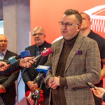 Zastępca prezydenta Rafał Rudnicki mówi do mikrofonów podczas konferencji.