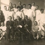 Czarno-biała fotografia przedstawia sportowców i mundurowych.