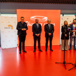 Organizatorzy i przedstawiciele miasta stoją przed mikrofonem.