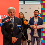 Prezydent Tadeusz Truskolaski mówi do mikrofonów trzymanych przez dziennikarzy.