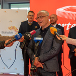 Prezes Chrten Areny Cezary Mielko mówi do mikrofonów podczas konferencji prasowej.