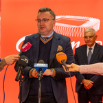 Zastępca prezydenta Rafał Rudnicki mówi do mikrofonów trzymanych przez dziennikarzy.