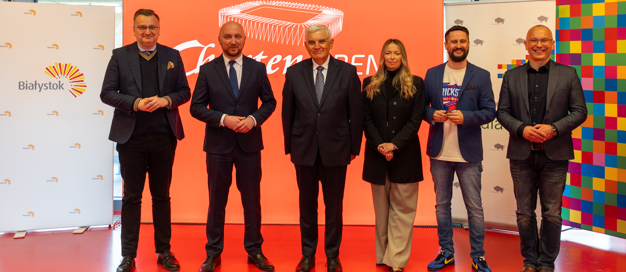 Przedstawiciele miasta Białegostoku oraz organizatorzy wydarzenia stoją obok siebie.