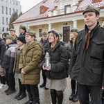 Grupa harcerzy stoi na Rynku Kościuszki.