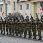 Żołnierze prezentują broń stojąc w szeregach.