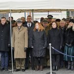 Przedstawiciele miasta i goście wydarzenia stoją pod namiotem na Rynku Kościuszki.