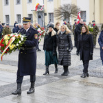 Czworo przedstawicieli Rady Miasta stoi obok siebie na Rynku Kościuszki, w tle inni uczestnicy.
